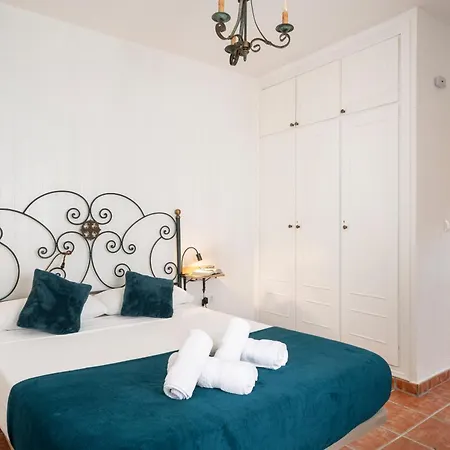 Top-floor Near Cathedral With Private Terrace - 3a