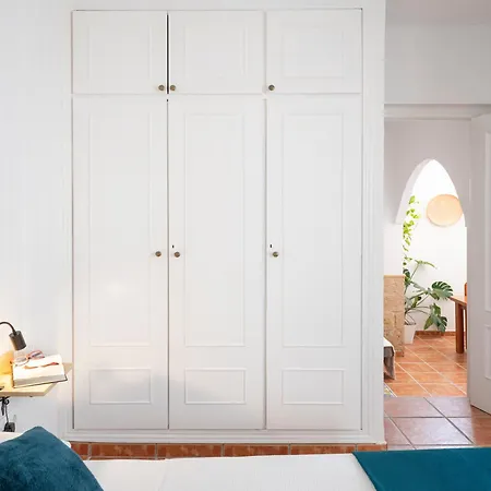 Top-floor Near Cathedral With Private Terrace - 3a