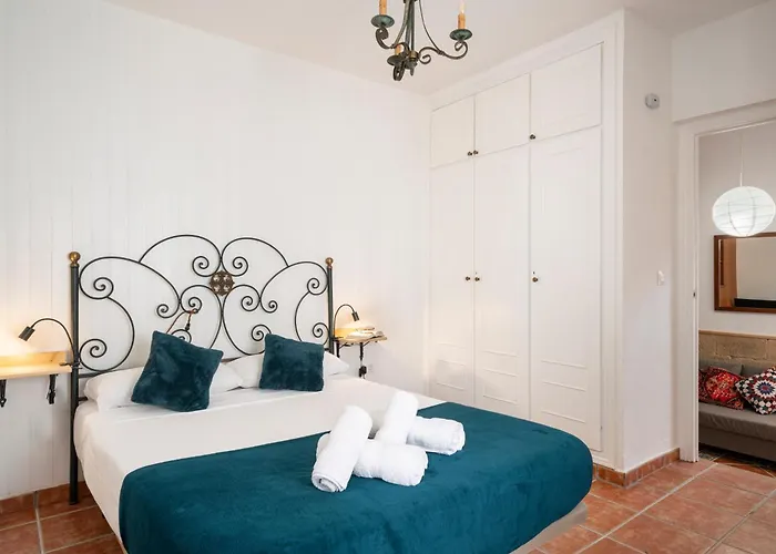Top-floor Near Cathedral With Private Terrace - 3a